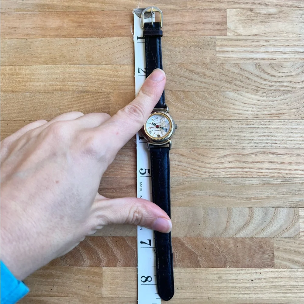 Vintage Dejuno ladies classic dress watch NEW BATTERY